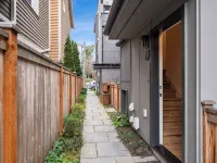 Modern Townhome in Walkable Ballard - 2 bedroom, 2 bathroom with AC Hotels near West Point Lighthouse