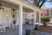 Charming One-Story 3BR 3BA Home Just Off The Oxford Square! Deck and Porch! - Homestays