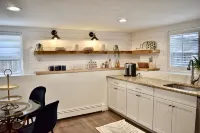 Anchors Away Inn 2 Br Apt 1 min walk to the Beach King & Queen - Wifi