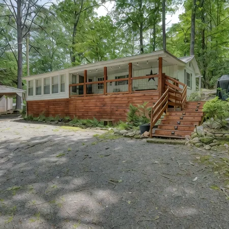 Cozy Country Cottage Just Minutes to Lake Chatuge and 15 Miles from Helen