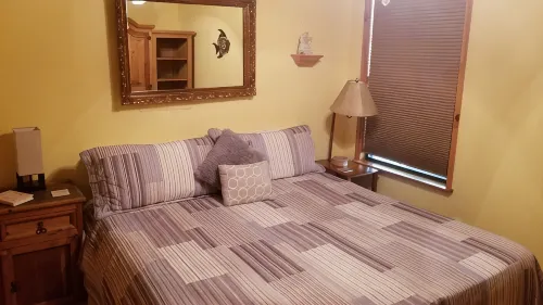 Wild Bills Riverfront Escape - Garden hot tub - Wifi