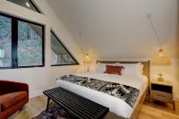 Modern Luxe Cabin w/ Sauna, Hot Tub, and Lake Views - 샬레 호텔