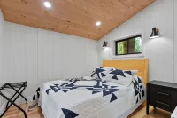 Tree House- Two bedroom plus loft- sustainable living! - Boutique