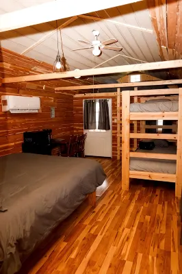 Affordable Cozy Cedar Cabin Overlooking the River - petit déjeuner