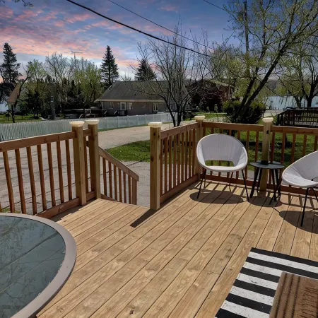 Escape to the Lake! Walk to water & local dining!