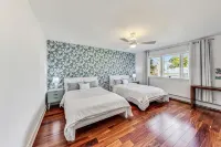 Greenhouse Inn,  Evanston Northwestern Loyola Chicago.  Kid Friendly w/parking - 4-نجوم