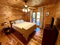 Cozy Riverfront Cabin w/ Hot Tub & Fire Pit. Minutes to Downtown Ellijay - Alppimaja