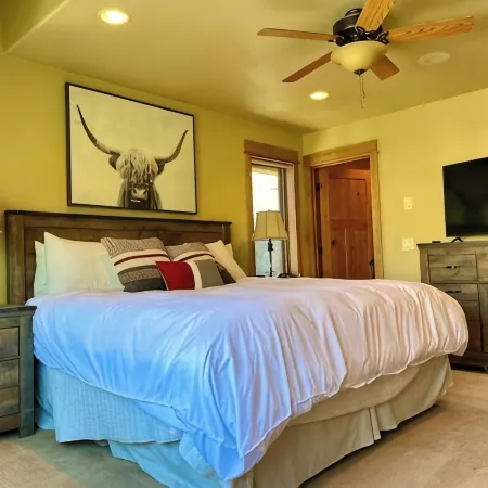 Cozy Home steps from Town Center, with a Stunning View of the Mountains!