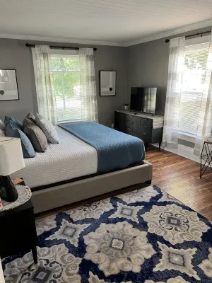2 Bedroom Apartment Walking distance to downtown Lake Geneva - 4-Star
