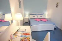 Nice,bright,with view of canal and Roman bridge,free parking-wifi-A/C - Apartments