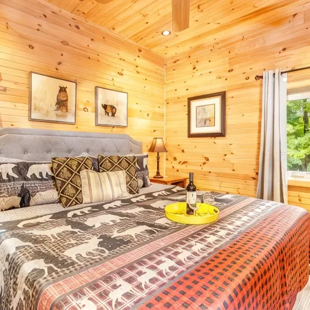 Private retreat with Nature at its best! Hot Tub, Lake & ski, Arcade & Games.