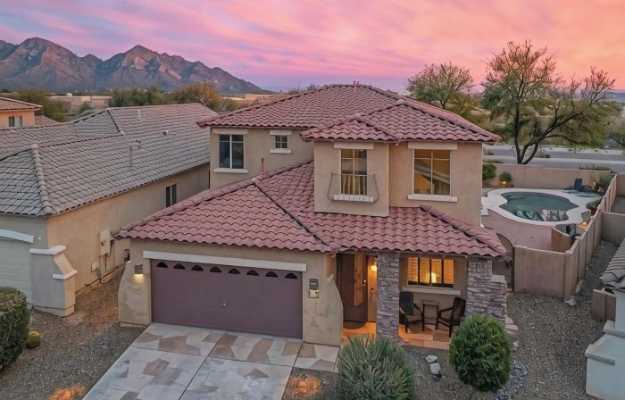 Elegant desert getaway. 4 bedroom 2.5 bath. Sleeps 8. Heated pool. Outdoor BBQ.