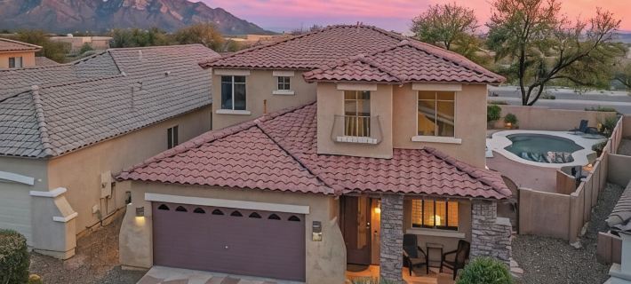 Elegant desert getaway. 4 bedroom 2.5 bath. Sleeps 8. Heated pool. Outdoor BBQ. Hotels in Oro Valley