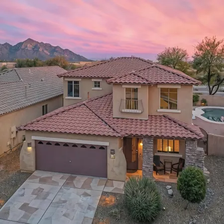 Elegant desert getaway. 4 bedroom 2.5 bath. Sleeps 8. Heated pool. Outdoor BBQ.