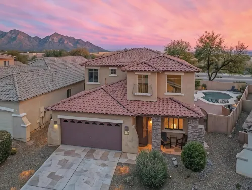 Elegant desert getaway. 4 bedroom 2.5 bath. Sleeps 8. Heated pool. Outdoor BBQ. - Wi-Fi