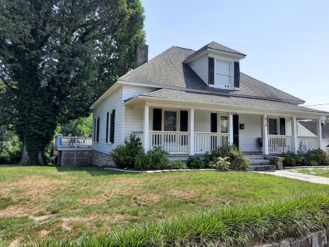 120 year old home located in the heart of Mayberry and the Yadkin Wine Valley