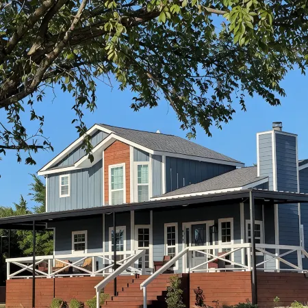 Remodeled house, 15 min. to Lake Texoma- pickleball and sand volleyball courts.