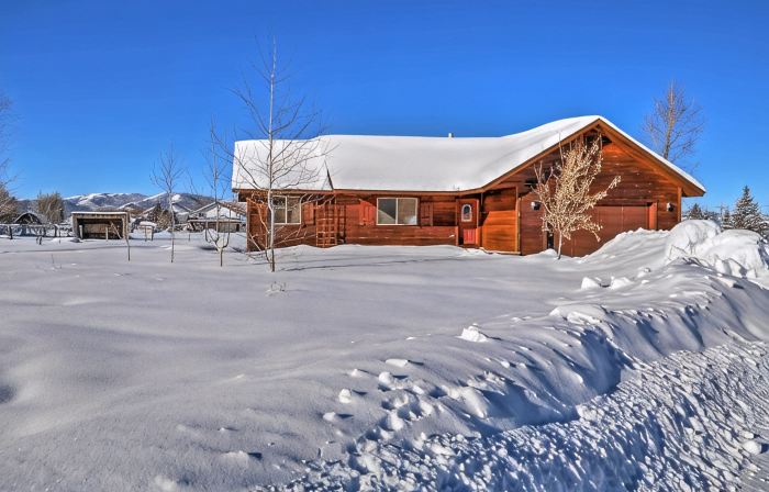Mary Ann's Mountain Maison - Visit Nat’l Parks, Walk to Town, Grill Out in Yard