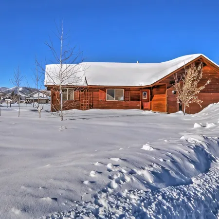 Mary Ann's Mountain Maison - Visit Nat’l Parks, Walk to Town, Grill Out in Yard