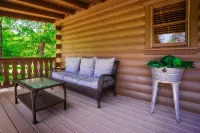 Get Hip ~ Close 2 Attractions - Hot Tub - Firepit - King Suite - Flat Drive - Hytter