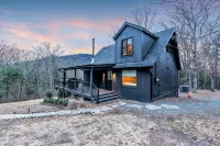 Dreamtime Hillside Cabin w/ hot tub, fire pit, expansive deck - 샬레 호텔