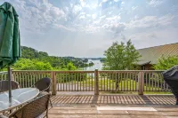 Unforgettable Sunrise View, Dual Living Spaces & on Douglas Lake by Pigeon Forge - Hytter