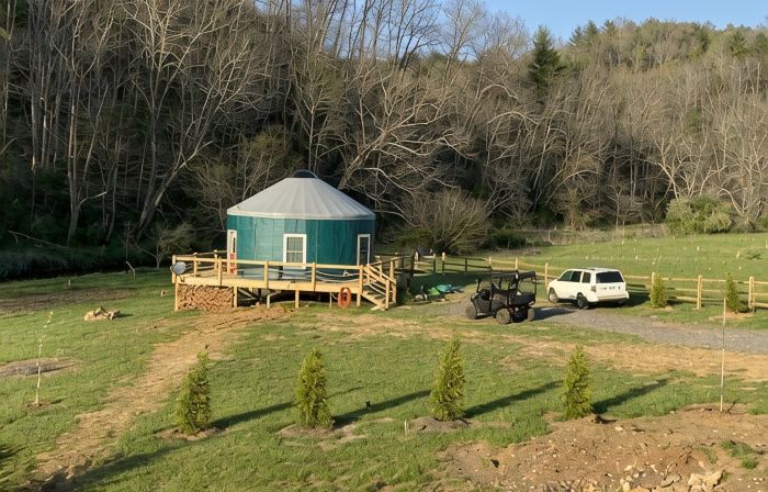 Magical Riverside Yurt, hot tub & the BRPW, pet friendly near Floyd, Va