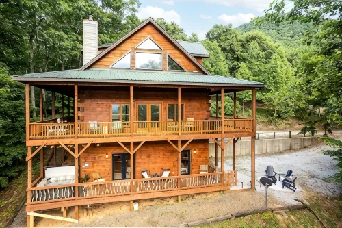 Cozy & kid friendly cabin w/ million $ views, hot tub, game room, and fire pit!! - シャレー