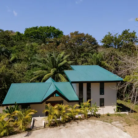 Casa Mamacita: Beautiful new home in peaceful jungle setting