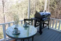 Peaceful Country Cottage with Game Room & Hot Tub - 3 tähden