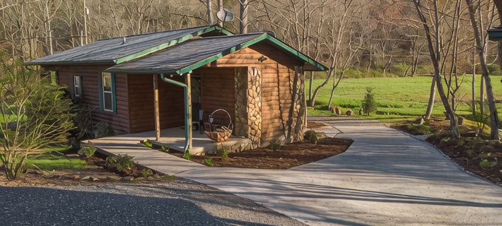Secluded Creekfront Cabin Mountain Views.• Easy Access for Cars/Cycles•Near TOTD Hotels in Graham County
