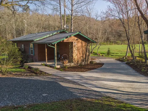 Secluded Creekfront Cabin Mountain Views.• Easy Access for Cars/Cycles•Near TOTD - Mountain view