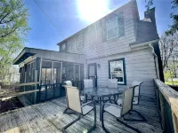 Stylish 2BR Charmer Close to Everything - Homestays