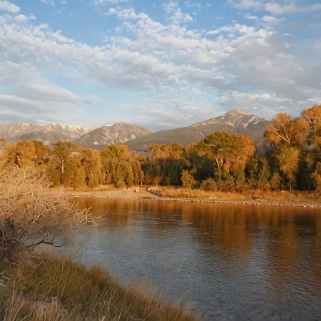 Beautiful Lodge on the Yellowstone River!