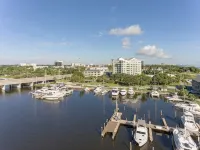 Luxury 2 story condo with 2 bedrooms and 2 balconies in tranquil Melbourne - Boutique