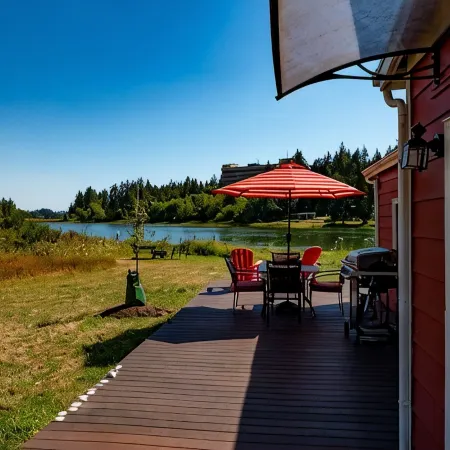 Peaceful Beachfront Cottage - Large Deck & Fire Pit - Gorgeous Views & Wildlife