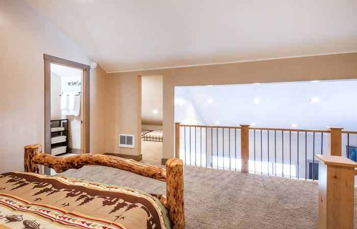 Updated Corner Unit Condo. Next to Giant Steps Ski Lift.