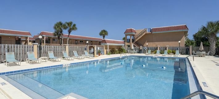 The Beach Pad~5 Min Walk to Beach~Pool-Boat Access Hotels in Crescent Beach