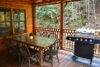 Riverfront cabin with WiFi, 2 fireplaces, game room, pool table and hot tub. - Hytter