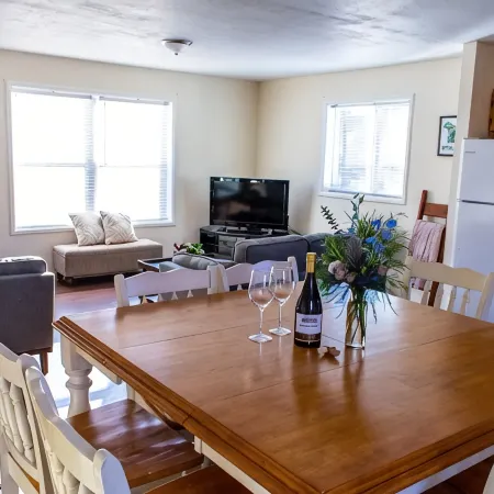 Bright & Private Home ~ Close To Downtown MQT