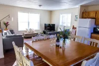 Bright & Private Home ~ Close To Downtown MQT - 3성급