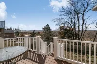 Escape to Our Spacious & Serene 3-Bedroom Home with Stunning Bay Views. - Wi-Fi