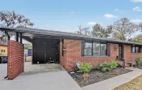 10 min to Parris Island - Pet friendly Retreat w/ Yard & 1-1 Guest House - Pools