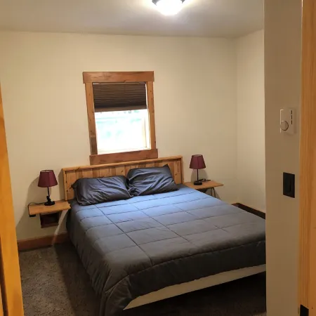 10 minutes to Glacier National Park! Central Eastside location for park access.