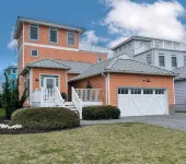 First Floor King Suite, Kids Bunk Room ~ Private Beach & Community Pool Access! - Swimmingpools