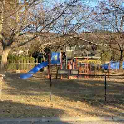 Bright Poolside 2 Bed, 2 Bath Walkout Basement Suite Others