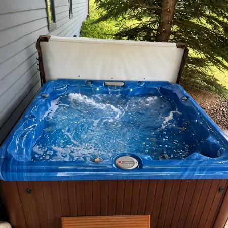 Big Sky Escape - Spacious Home with Hot Tub - Sleeps 10
