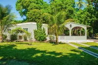 Charming 3-bedrooms house with AC, WiFi in La Libertad 15 Minutes from Airport - 3-Star