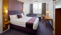 Premier Inn Warrington Central North - Parking