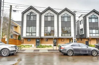 Modern Seattle Townhome: Walk to Light Rail! Các khách sạn gần Link Light Rail - Tukwila Station